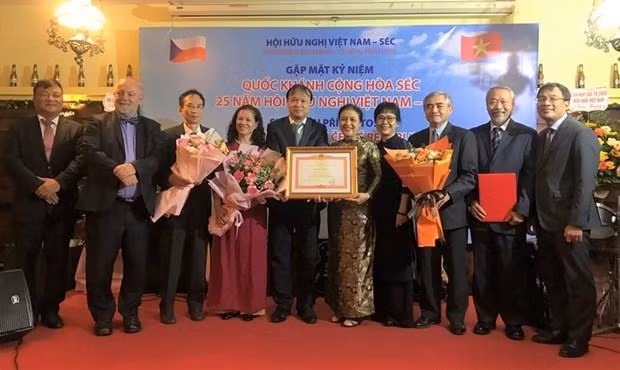 与会代表合影留念。