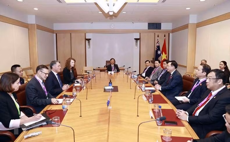 越南国会主席王廷惠会见澳大利亚副总理兼国防部长理查德•马勒斯。