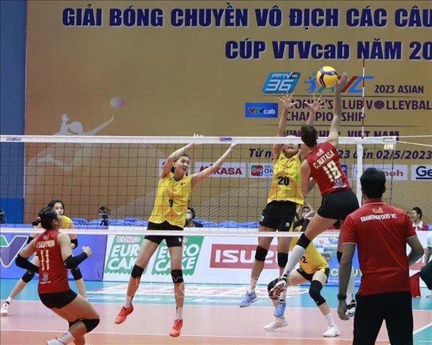 越南女子排球队Sport Center一号（黄衣）以3-2战胜泰国队，获得冠军。