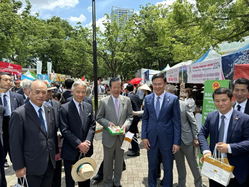 越南驻日本大使范光校与各位日本代表参观展位。