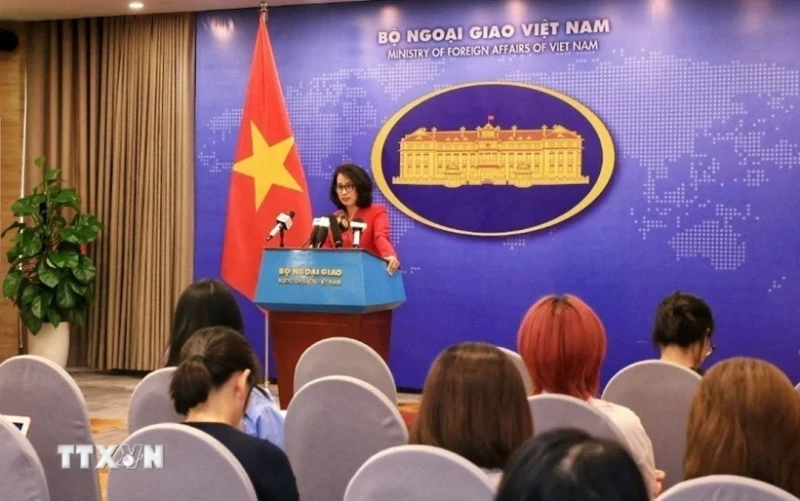 越南外交部发言人范秋姮主持外交部例行记者会。