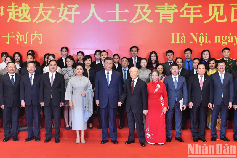 越共中央总书记阮富仲和夫人同中共中央总书记、中国国家主席习近平和夫人及参会代表合影。（登科 摄）
