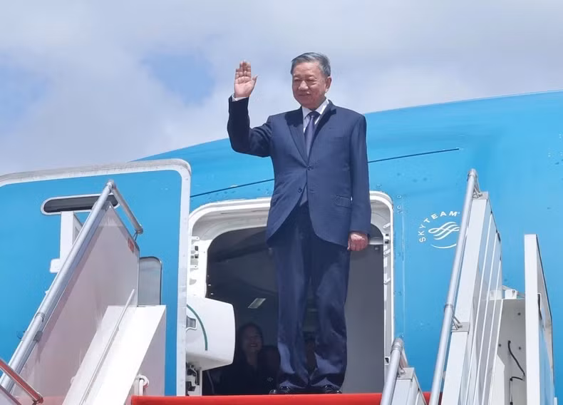 越南国家主席苏林抵达金边 开始对柬埔寨进行国事访问。
