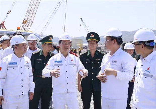 武文赏主席一行参观越南石油技术服务股份有限总公司PTSC港。
