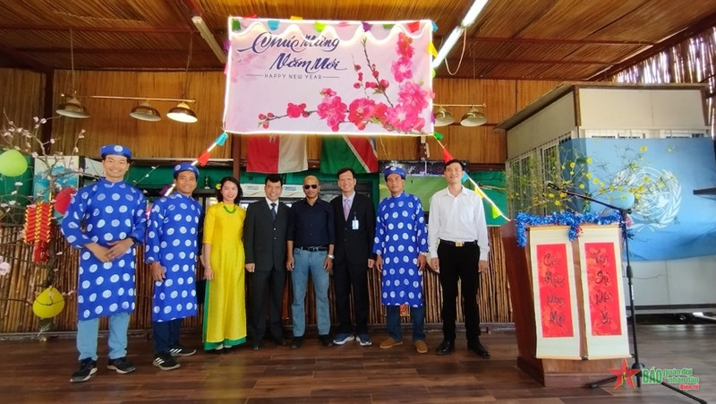 四号二级野战医院指挥员和成员同特派团卫生机关领导合影。