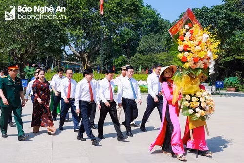 义安省代表团前往义安省南坛县金莲村国家级特殊遗迹区敬香和敬献花圈。