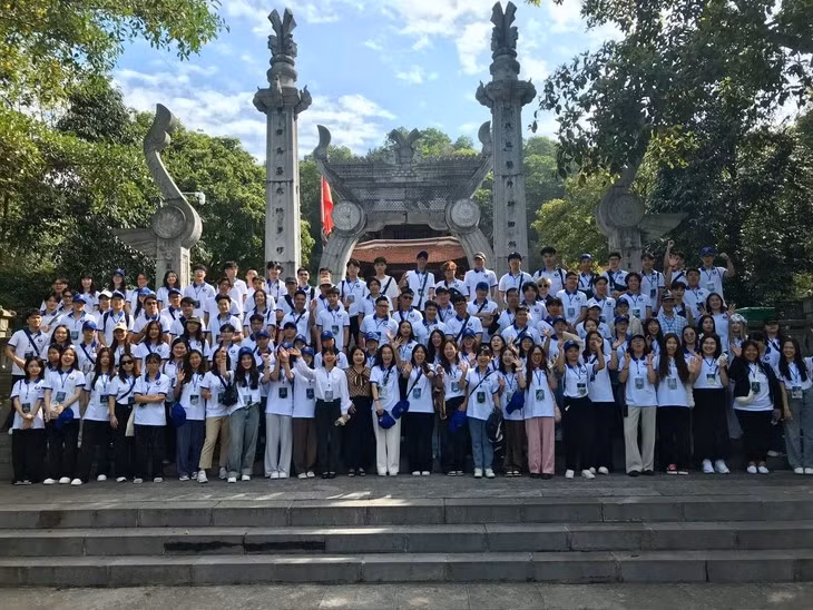 参加2024年越南夏令营的近120名越裔青年代表。