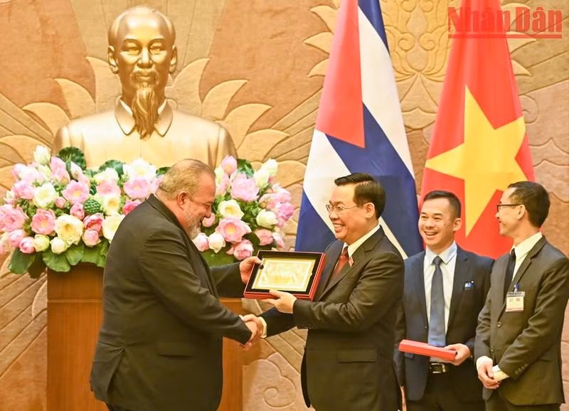 越南国会主席王廷惠向古巴总理曼努埃尔·马雷罗赠送纪念品。