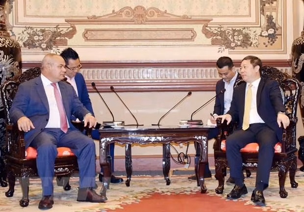 胡志明市人民委员会副主席杨英德会见澳大利亚黄金海岸市市长汤姆•泰特。（图片来源：越通社）