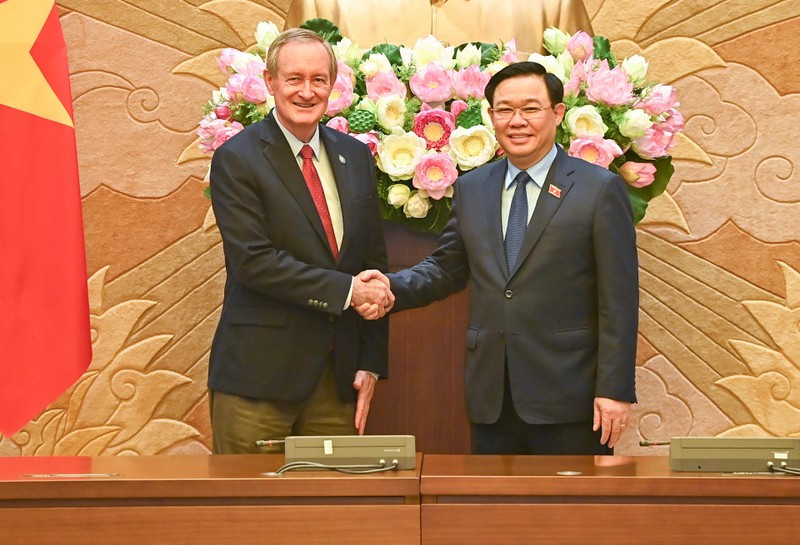 越南国会主席王廷惠会见美国参议员迈克·克雷波。（维玲 摄）