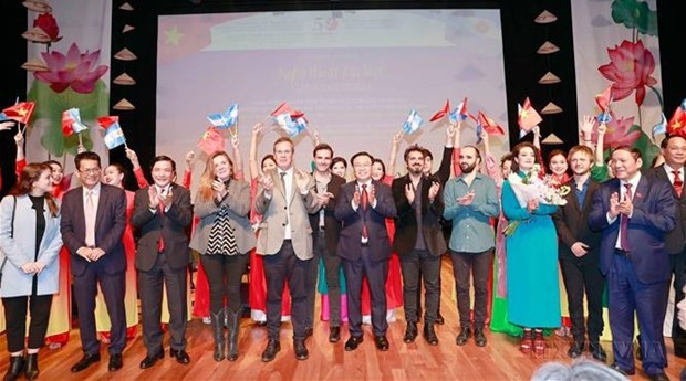 越南国会主席王廷惠出席纪念越南与阿根廷建交50周年的活动。