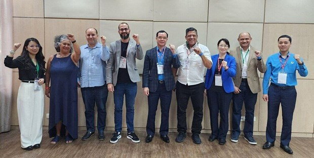越南劳动总联合会代表团与巴西劳动中心领导合影。
