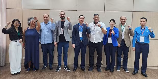 越南劳动总联合会代表团与巴西劳动中心领导合影。