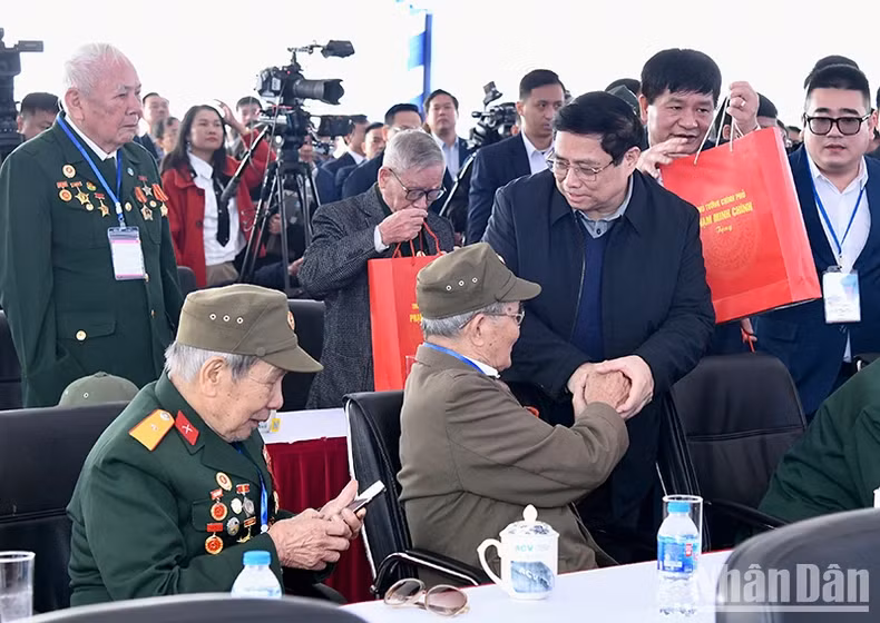 范明正总理向20名奠边府战士赠送慰问品。