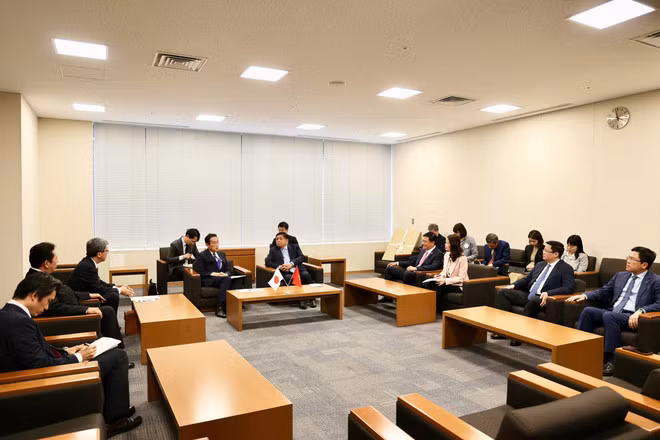 越南副总理阮志勇会见日本前首相岸田文雄。