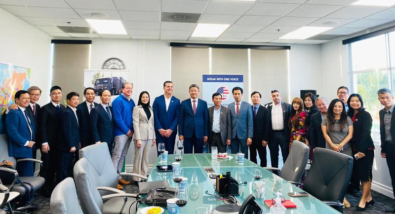 河内市投资促进团与旧金山州的专业机构和企业举行研讨会。