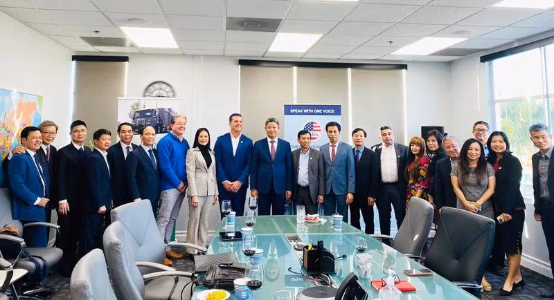 河内市投资促进团与旧金山州的专业机构和企业举行研讨会。