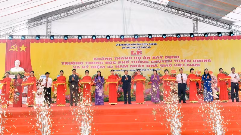 嘉宾为宣光重点高中项目落成剪彩。