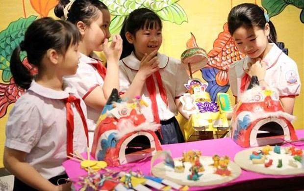 儿童制作的中秋手工艺品。