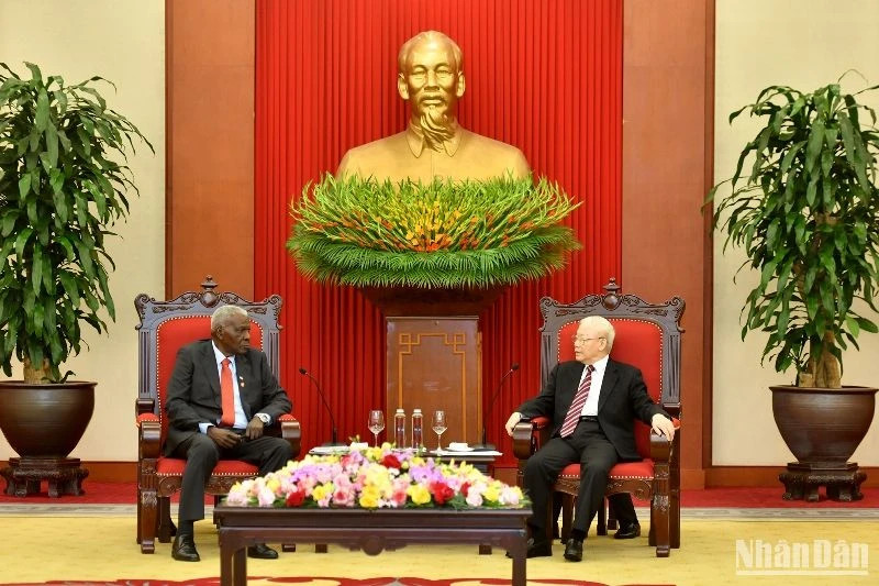 越共中央总书记阮富仲会见古巴共产党中央政治局委员、古巴全国人民政权代表大会（国会）主席埃斯特万·拉索·埃尔南德斯。