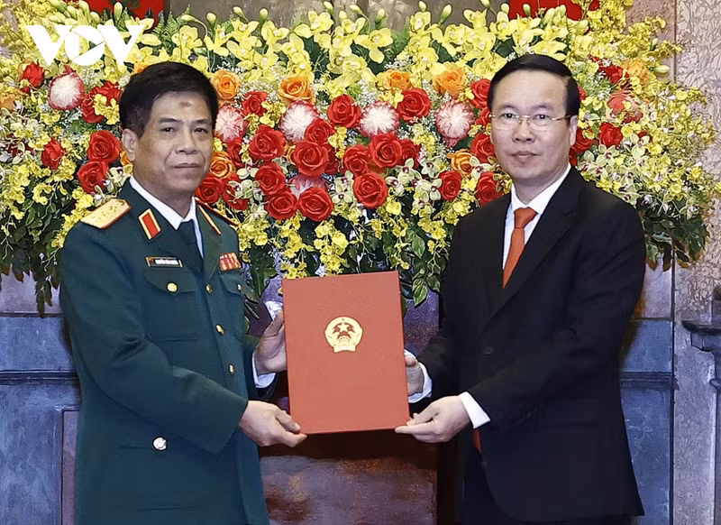 越南国家主席武文赏向越南人民军副总参谋长阮文义中将颁发晋升上将军衔的决定书。