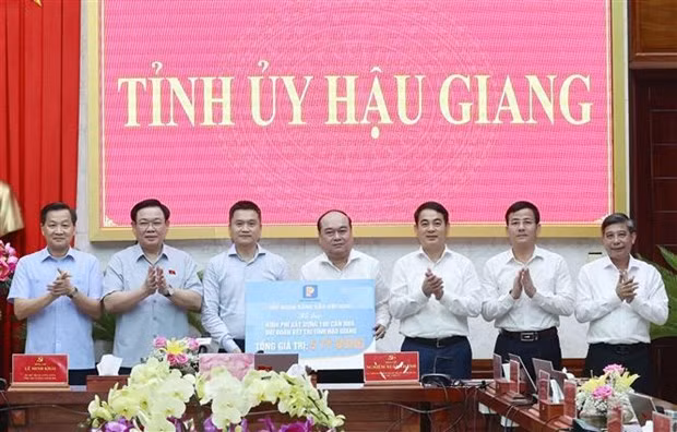 越南国会主席王廷惠见证越南国家石油集团向后江省赠送50亿越盾，为当地贫困者援建“大团结屋”。