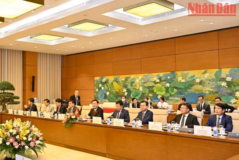 越南国会主席王廷惠与越南代表团成员。