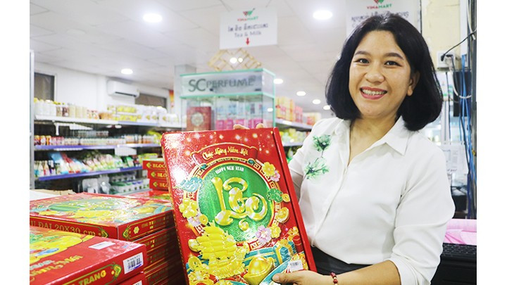 黎氏红荃女士介绍春节日历产品。