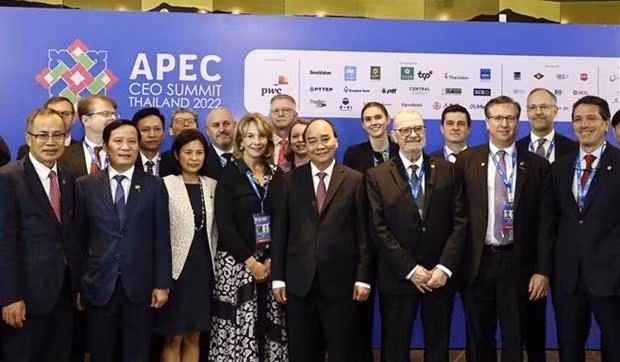 越南国家主席阮春福与代表们合影。（图片来源：越通社）