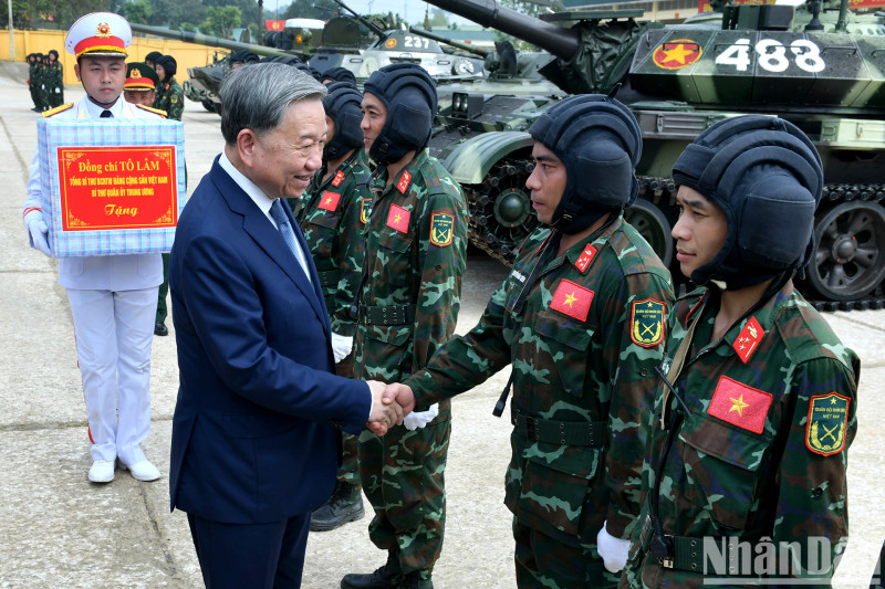越共中央总书记、中央军委书记苏林和国防部装甲兵种战士。（登科 摄）