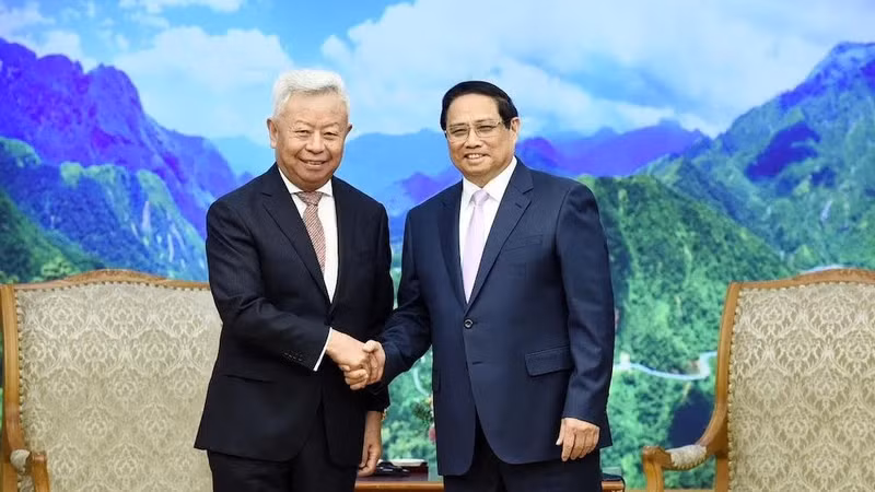 政府总理范明正会见亚投行行长金立群。