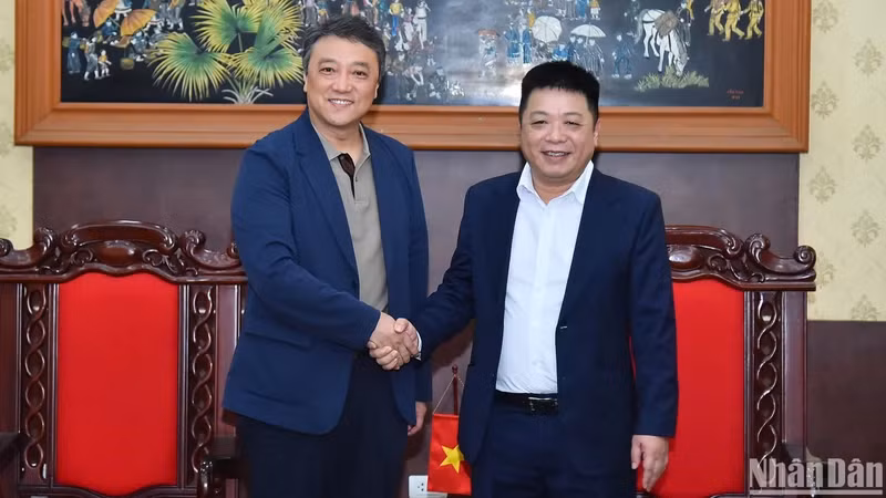 《人民报》社副总编辑桂廷原与新华社亚太总分社总经理赵悦。（水原 摄）