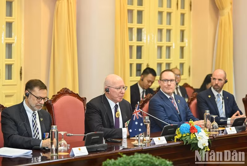 澳大利亚总督戴维·赫尔利在会谈上发表讲话。