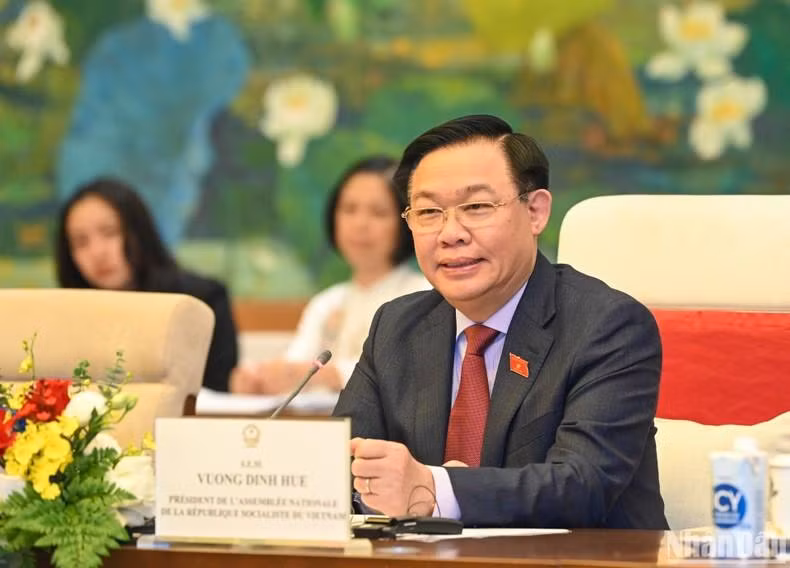 越南国会主席王廷惠在会谈中发表讲话。