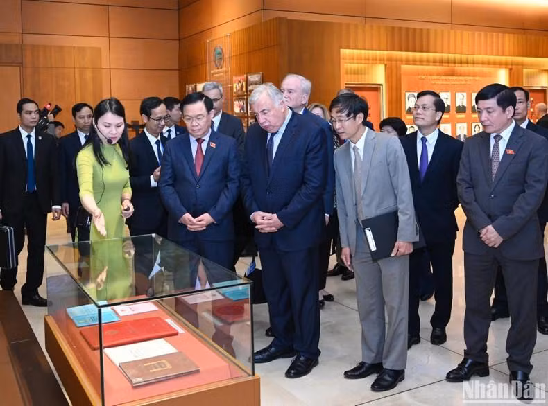 法国参议院议长热拉尔·拉尔歇与各位代表参观越南国会传统陈列室。