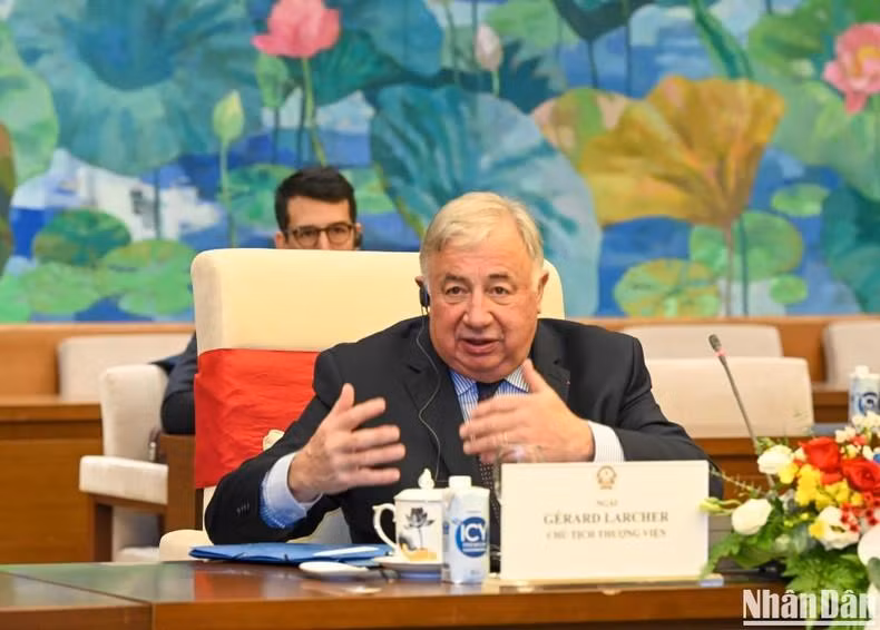 法国参议院议长热拉尔·拉尔歇在会谈中发表讲话。