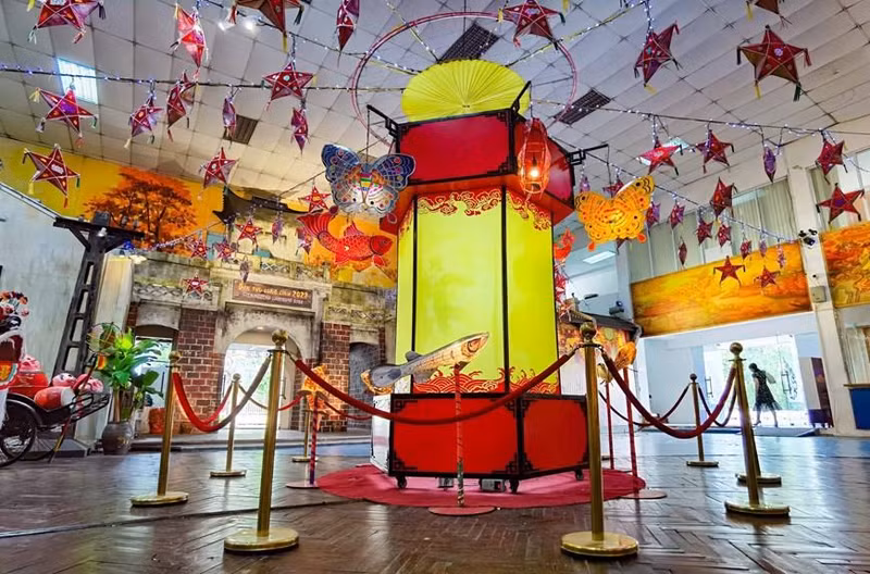 题为“明亮闪烁的中秋灯笼”的展区展示了各种各样的传统灯笼。