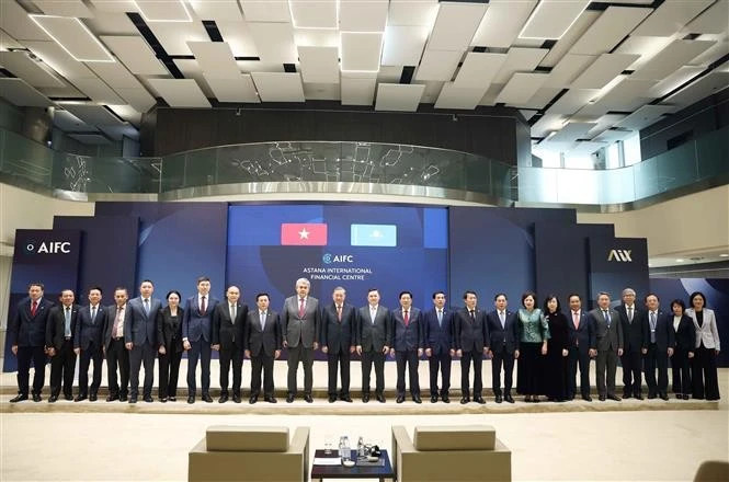 苏林总书记一行造访了阿斯塔纳国际金融中心并合影留念。
