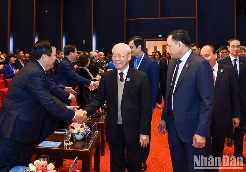 越共中央总书记阮富仲和与会代表。