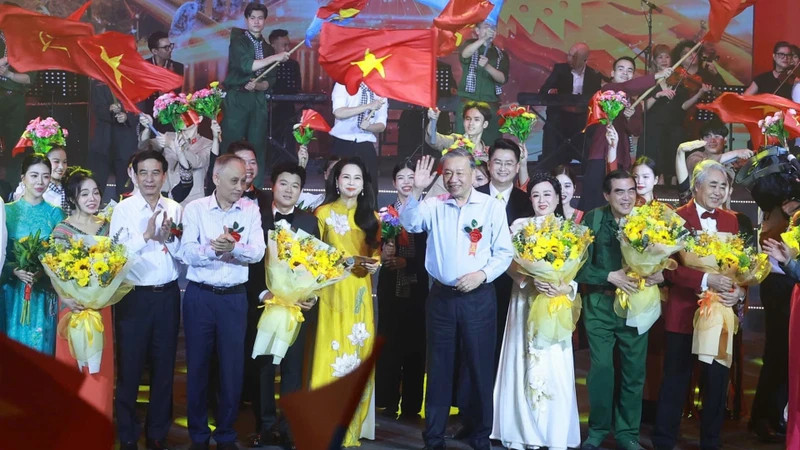 越共中央总书记苏林出席纪念晚会庆祝岘港解放50周年。