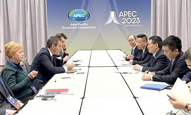 越南财政部部长胡德福会见澳大利亚国库部长吉姆·查默斯。