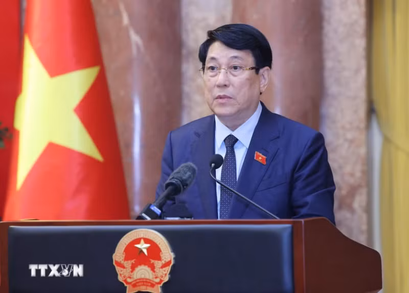 越南国家主席梁强发表讲话。