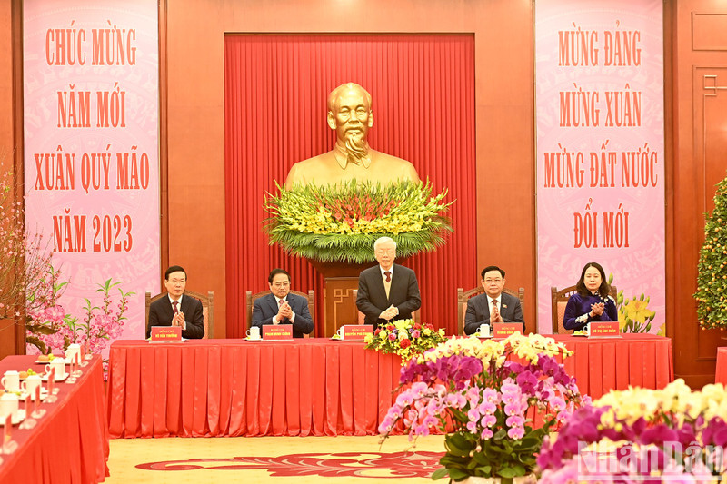越共中央总书记阮富仲向历届党和国家领导人致以新春的祝福。（登科 摄）