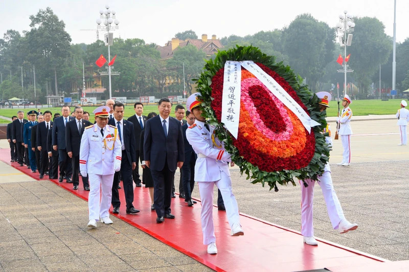 中共中央总书记、中国国家主席习近平率中国高级代表团前往胡志明主席陵敬献花圈并入陵瞻仰胡志明主席遗容。