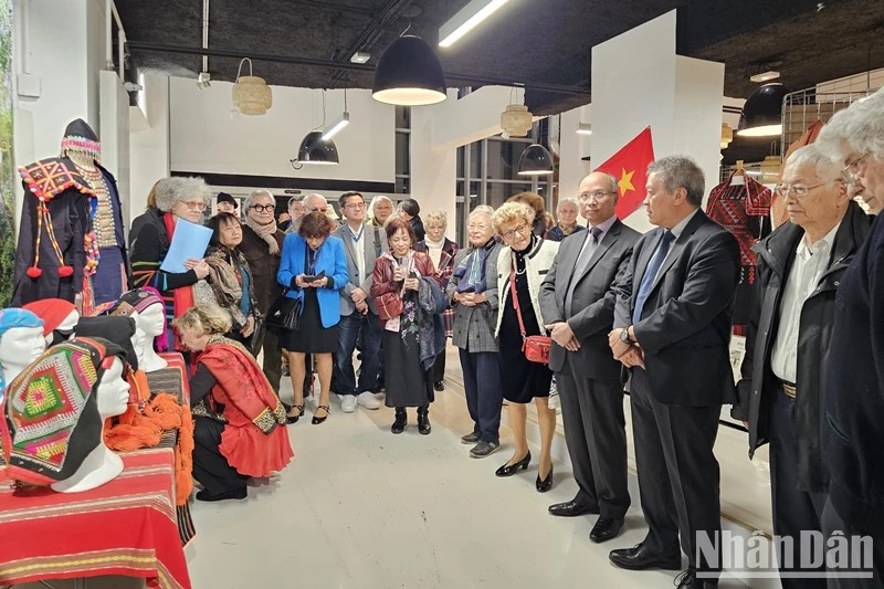 越南民族服装亮相法国。