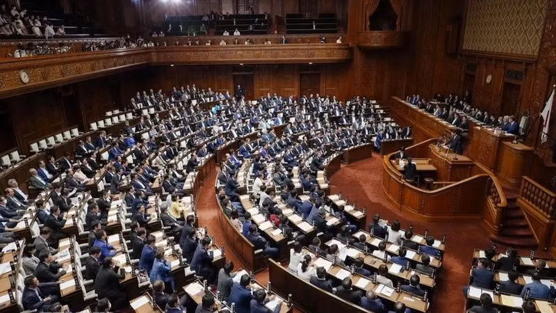 日本国会在东京举行的会议全景。 （图片来源：共同社/越通社）