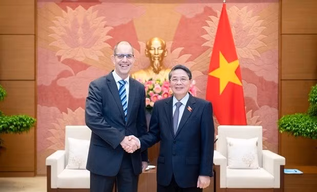 越南国会副主席阮德海会见德国阿登纳基金会(KAS)副秘书长格哈德·瓦勒斯来。