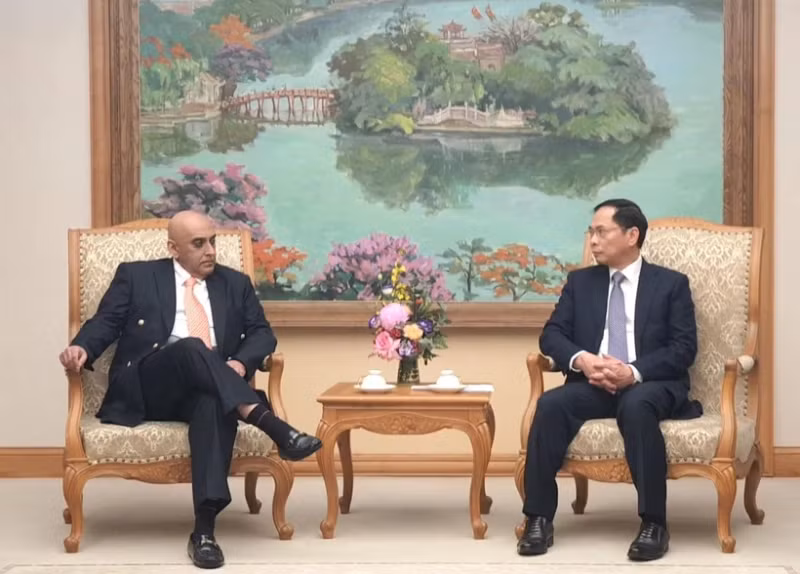 越南政府副总理兼外交部长裴青山会见Makara Capital集团董事长Ali Ijaz Ahmad。