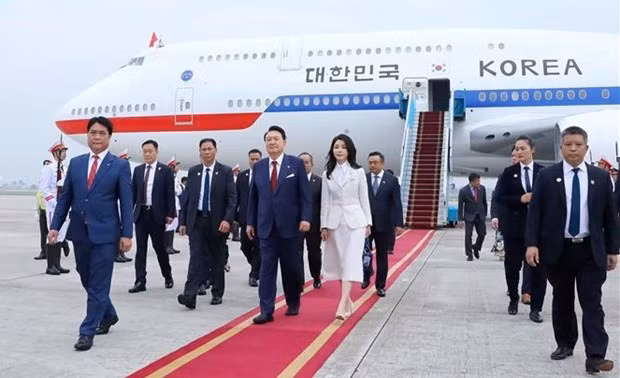 韩国总统尹锡悦一行抵达内排机场。