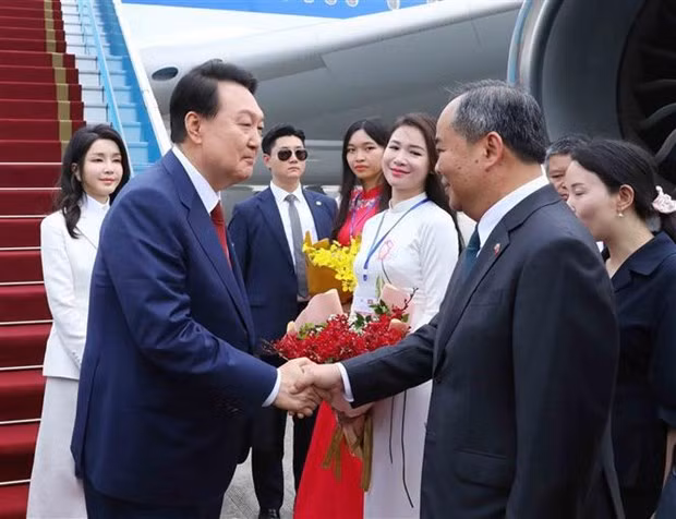 越南国家主席办公厅主任黎庆海到机场迎接韩国总统夫妇。